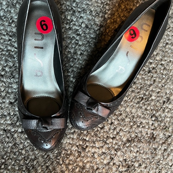 Pewter dress pumps. - Picture 1 of 2